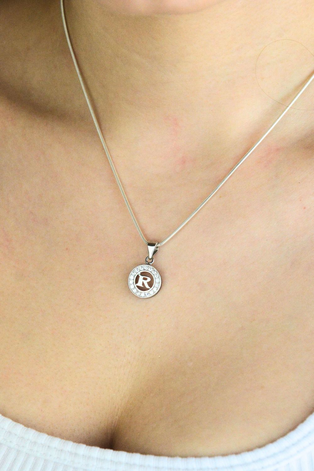 Zawieszka srebrna 925 DIA-ZAW-LITERKA-R1-925 – okrągła z literką R i cyrkoniami, 2,0x1,2 cm.jpg