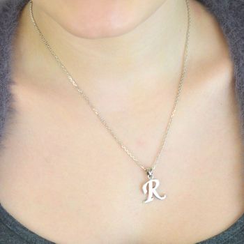Srebrna zawieszka z literką R z gładkim wykończeniem. Wykonana ze srebra 925, elegancka i ponadczasowa – idealna na prezent lub do codziennego noszenia (1).JPG