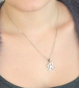 Srebrna zawieszka z literką R z gładkim wykończeniem. Wykonana ze srebra 925, elegancka i ponadczasowa – idealna na prezent lub do codziennego noszenia (2).JPG