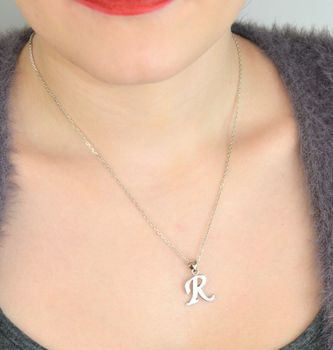 Srebrna zawieszka z literką R z gładkim wykończeniem. Wykonana ze srebra 925, elegancka i ponadczasowa – idealna na prezent lub do codziennego noszenia (3).JPG