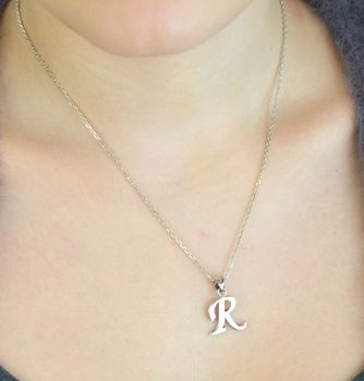 Srebrna zawieszka z literką R z gładkim wykończeniem. Wykonana ze srebra 925, elegancka i ponadczasowa – idealna na prezent lub do codziennego noszenia (4).JPG