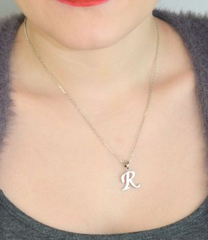 Srebrna zawieszka z literką R z gładkim wykończeniem. Wykonana ze srebra 925, elegancka i ponadczasowa – idealna na prezent lub do codziennego noszenia (5).JPG