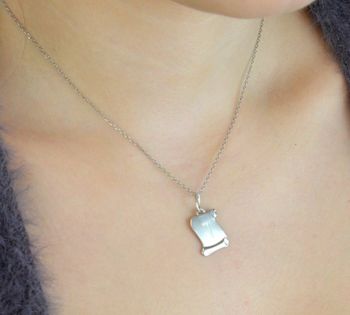 Srebrna zawieszka z literką „T” – w kształcie papirusu  srebro 925 DIA-ZAW-LITERKA-S1-925 Wyjątkowa zawieszka srebrna w kształcie zwoju papirusu, ozdobiona eleganckim grawerem w postaci literki „T” (1).JPG