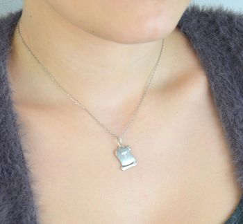 Srebrna zawieszka z literką „T” – w kształcie papirusu  srebro 925 DIA-ZAW-LITERKA-S1-925 Wyjątkowa zawieszka srebrna w kształcie zwoju papirusu, ozdobiona eleganckim grawerem w postaci literki „T” (2).JPG