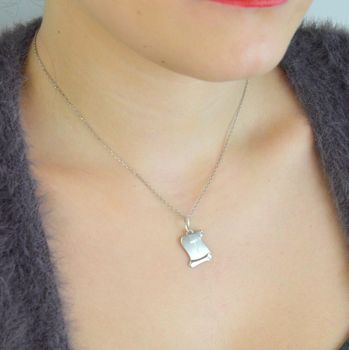 Srebrna zawieszka z literką „T” – w kształcie papirusu  srebro 925 DIA-ZAW-LITERKA-S1-925 Wyjątkowa zawieszka srebrna w kształcie zwoju papirusu, ozdobiona eleganckim grawerem w postaci literki „T” (3).JPG