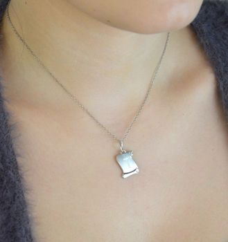 Srebrna zawieszka z literką „T” – w kształcie papirusu  srebro 925 DIA-ZAW-LITERKA-S1-925 Wyjątkowa zawieszka srebrna w kształcie zwoju papirusu, ozdobiona eleganckim grawerem w postaci literki „T” (4).JPG