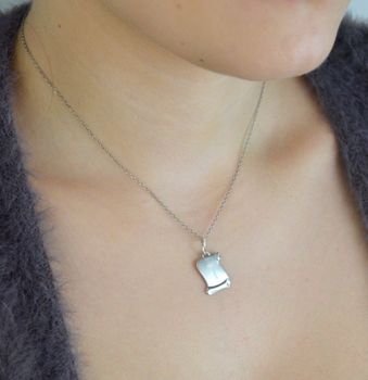 Srebrna zawieszka z literką „T” – w kształcie papirusu  srebro 925 DIA-ZAW-LITERKA-S1-925 Wyjątkowa zawieszka srebrna w kształcie zwoju papirusu, ozdobiona eleganckim grawerem w postaci literki „T” (5).JPG