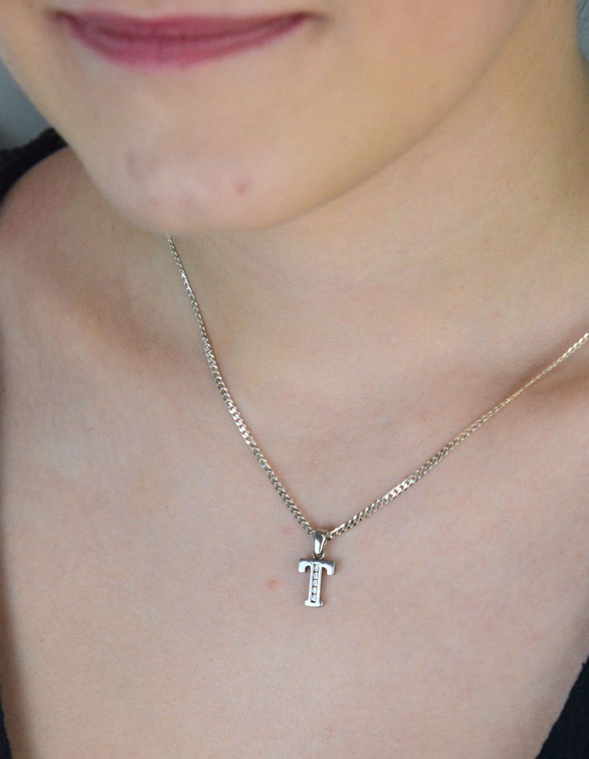 Srebrna zawieszka literka T z cyrkoniami  Próba 925 DIA-ZAW-LITERKA-T8-925 1,07 g przód.jpg