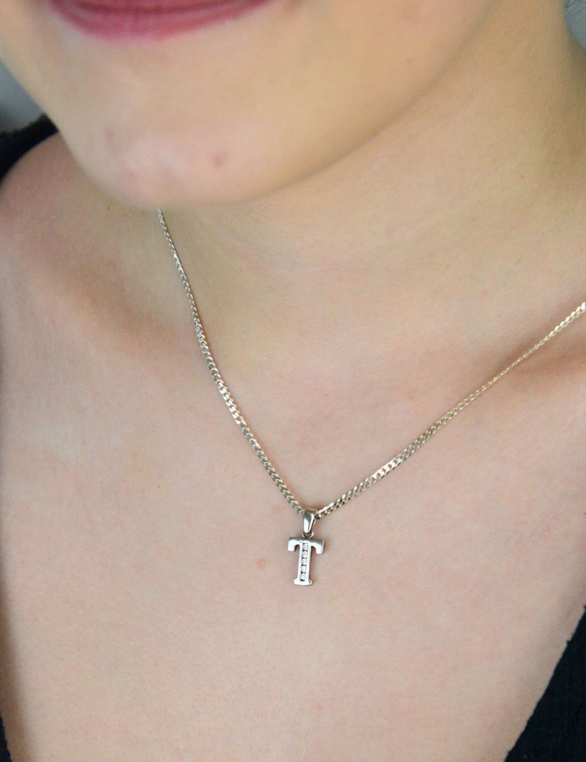 Srebrna zawieszka literka T z cyrkoniami  Próba 925 DIA-ZAW-LITERKA-T8-925 1,07 g przód.jpg