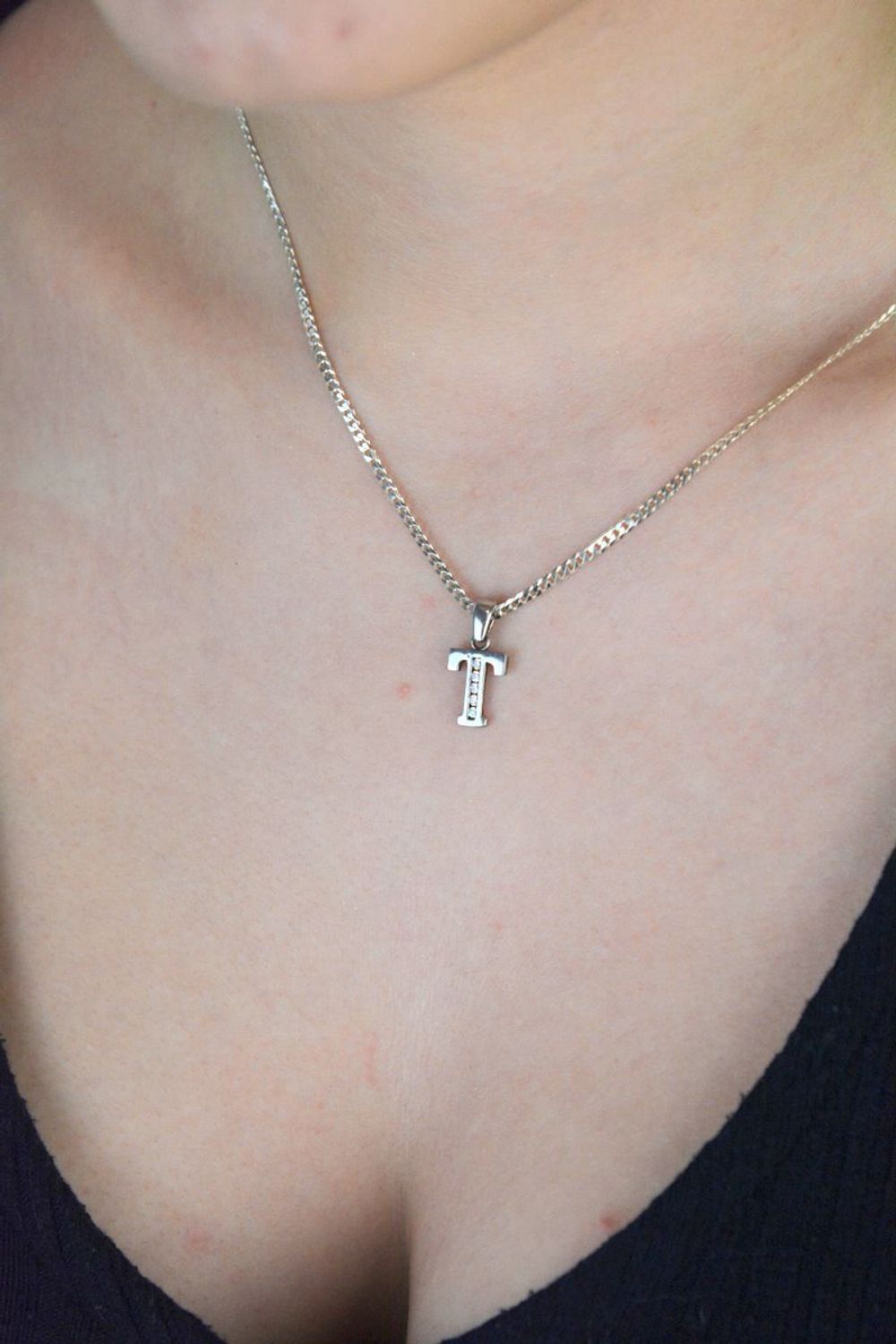 Srebrna zawieszka literka T z cyrkoniami  Próba 925 DIA-ZAW-LITERKA-T8-925 1,07 g przód.jpg