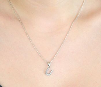 Zawieszka srebrna 925 DIA-ZAW-LITERKA-U2-925 – literka U zdobiona cyrkoniami. Wymiary 1,8x0,8 cm, waga 0,65 g. Subtelna, lśniąca biżuteria idealna na prezent (1).JPG