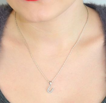 Zawieszka srebrna 925 DIA-ZAW-LITERKA-U2-925 – literka U zdobiona cyrkoniami. Wymiary 1,8x0,8 cm, waga 0,65 g. Subtelna, lśniąca biżuteria idealna na prezent (2).JPG