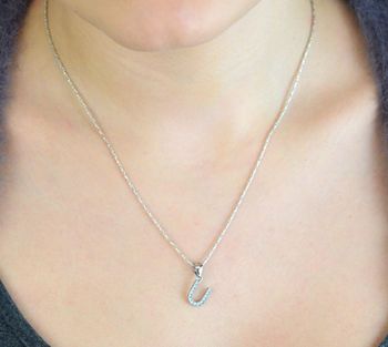 Zawieszka srebrna 925 DIA-ZAW-LITERKA-U2-925 – literka U zdobiona cyrkoniami. Wymiary 1,8x0,8 cm, waga 0,65 g. Subtelna, lśniąca biżuteria idealna na prezent (4).JPG