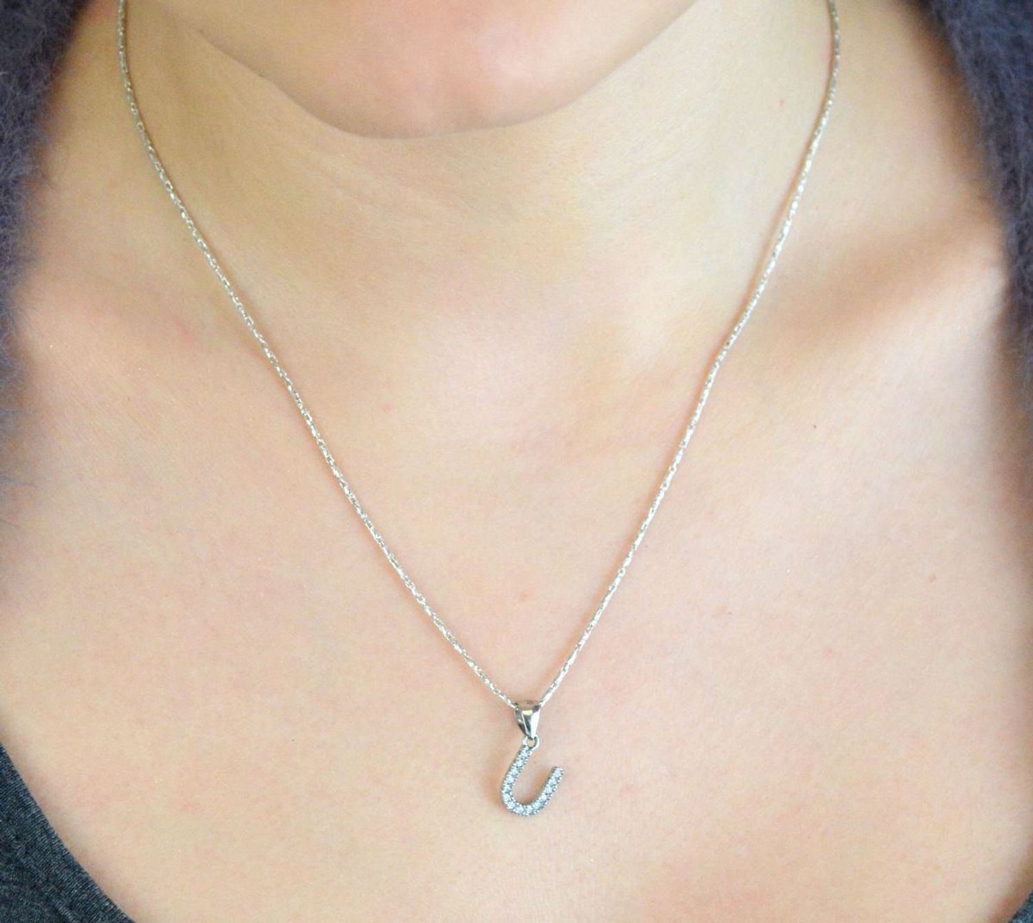 Zawieszka srebrna 925 DIA-ZAW-LITERKA-U2-925 – literka U z cyrkoniami, 1,8x0,8 cm.jpg