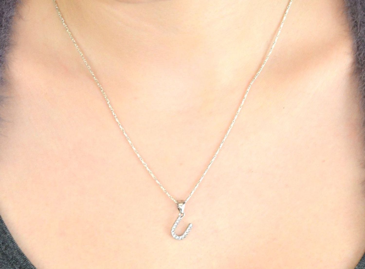 Zawieszka srebrna 925 DIA-ZAW-LITERKA-U2-925 – literka U z cyrkoniami, 1,8x0,8 cm.jpg