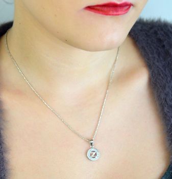 Zawieszka srebrna 925 DIA-ZAW-LITERKA-Z1-925 – okrągła z literką Z zdobioną cyrkoniami. Wymiary 2,0x1,2 cm, waga 1,30 g. Personalizowana i elegancka biżuteria damska (1).JPG