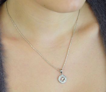 Zawieszka srebrna 925 DIA-ZAW-LITERKA-Z1-925 – okrągła z literką Z zdobioną cyrkoniami. Wymiary 2,0x1,2 cm, waga 1,30 g. Personalizowana i elegancka biżuteria damska (2).JPG