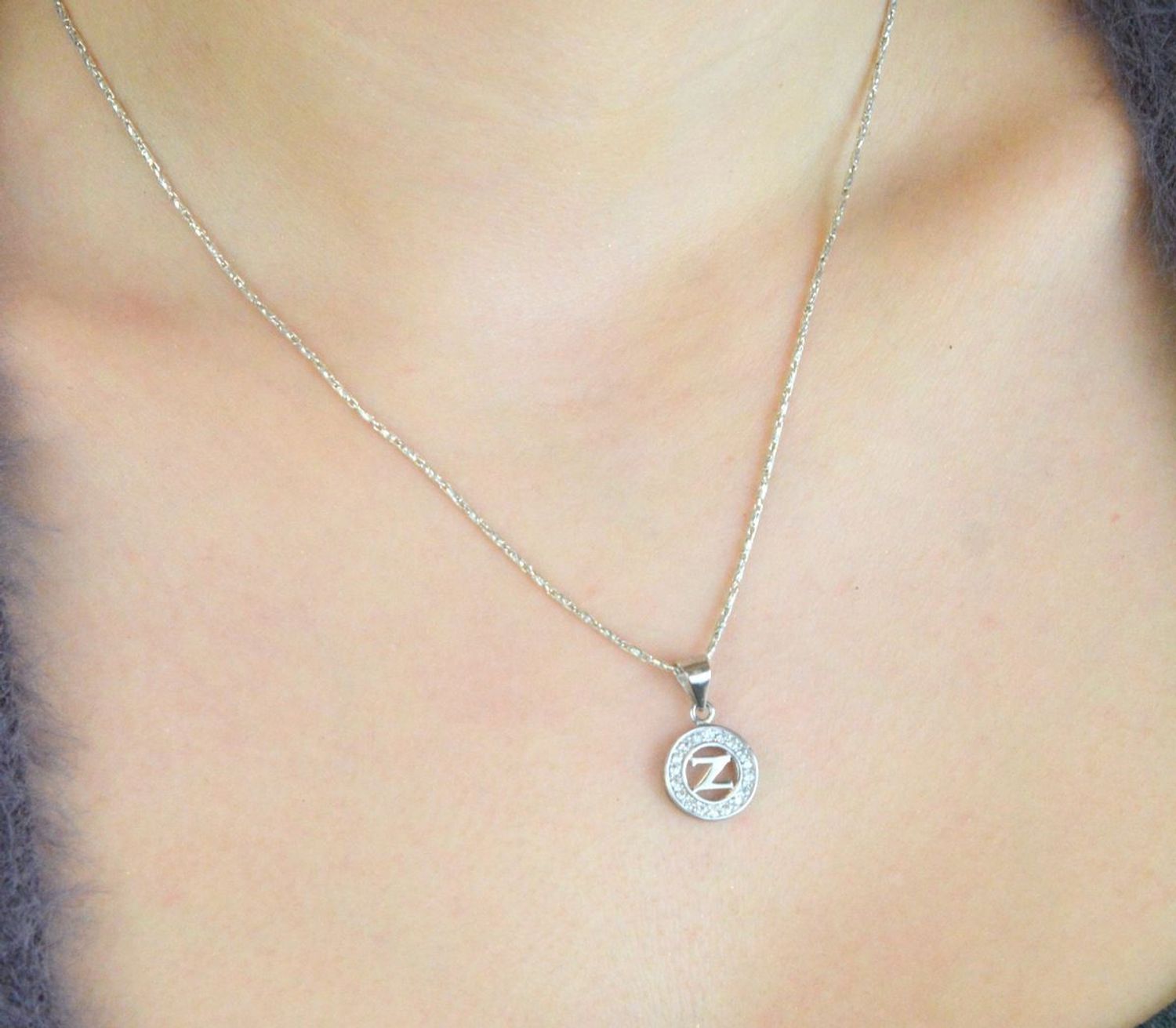 Zawieszka srebrna 925 DIA-ZAW-LITERKA-Z1-925 – okrągła z literką Z i cyrkoniami, 2,0x1,2 cm.jpg