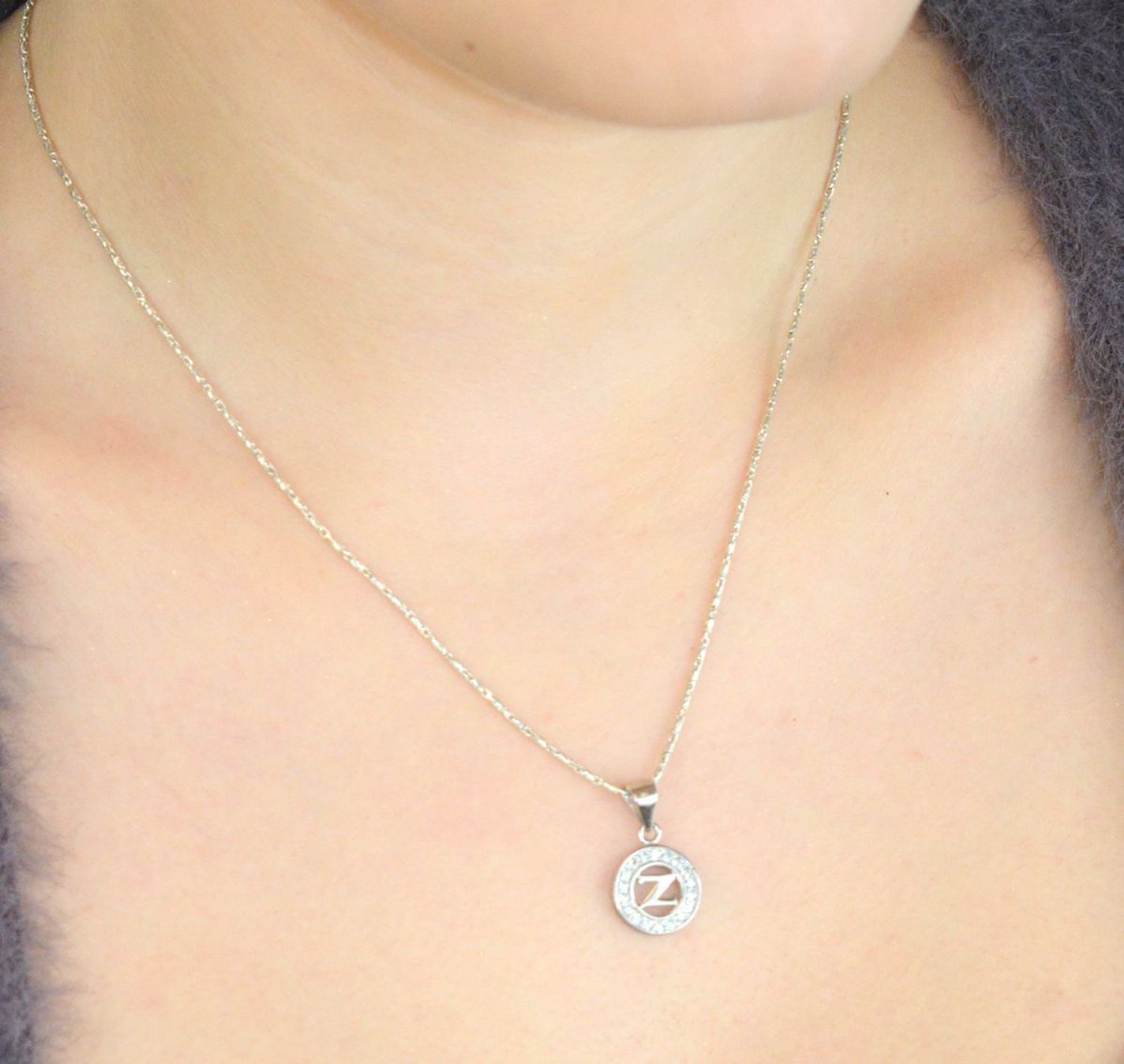 Zawieszka srebrna 925 DIA-ZAW-LITERKA-Z1-925 – okrągła z literką Z i cyrkoniami, 2,0x1,2 cm.jpg