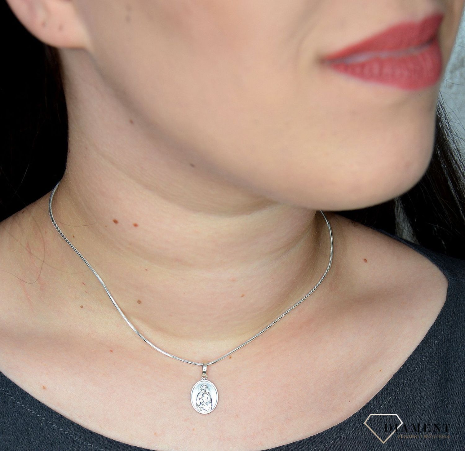 Zawieszka srebrna medalik 'Błogosław Nam Święta Rodzino' DIA-ZAW-M-060-925 (1).jpg