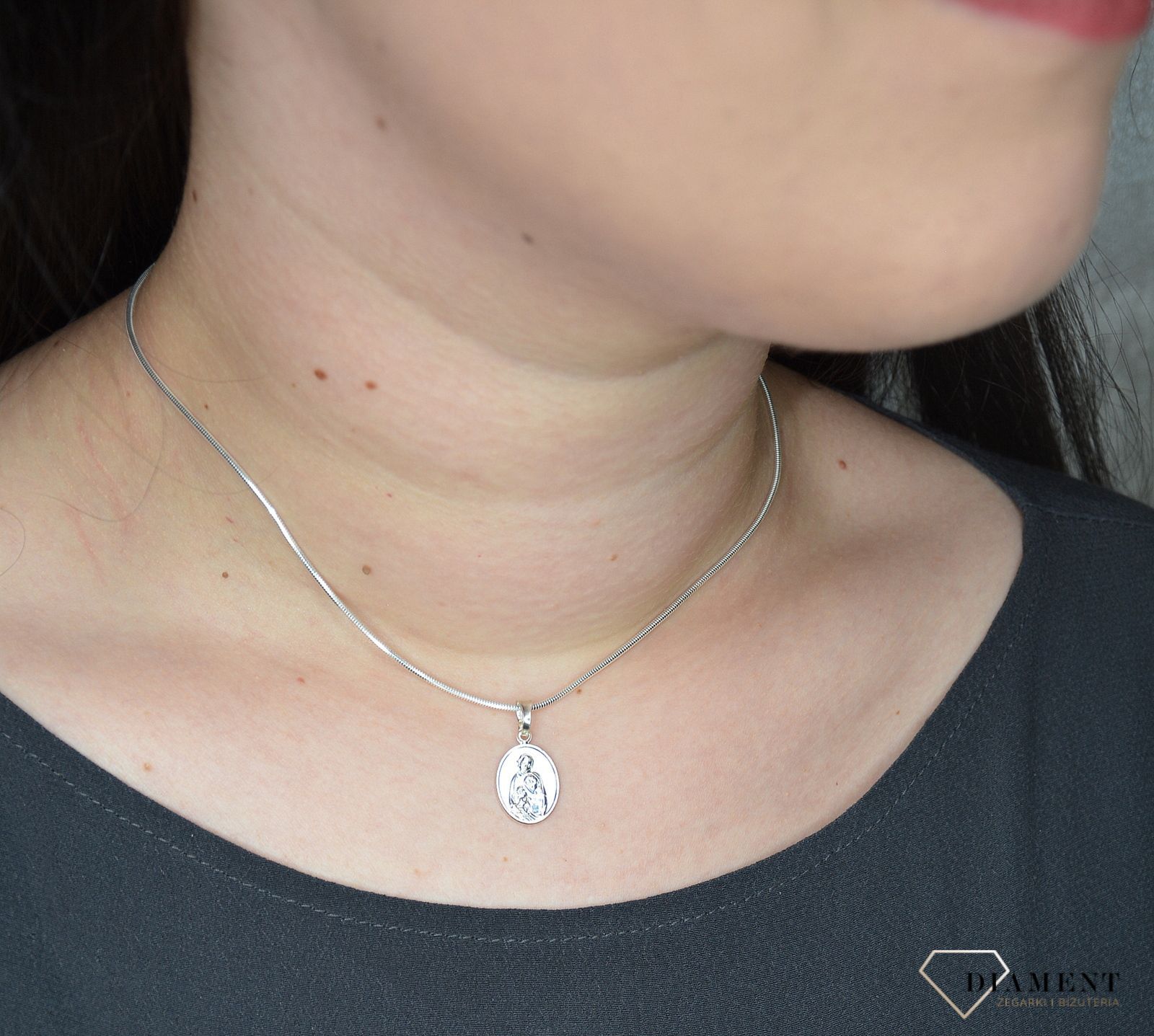 Zawieszka srebrna medalik 'Błogosław Nam Święta Rodzino' DIA-ZAW-M-060-925 (1).jpg