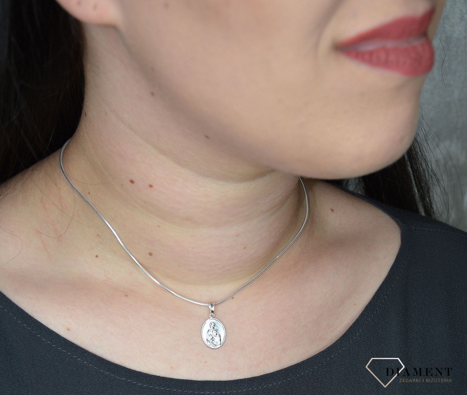 Zawieszka srebrna medalik 'Błogosław Nam Święta Rodzino' DIA-ZAW-M-060-925 (1).jpg