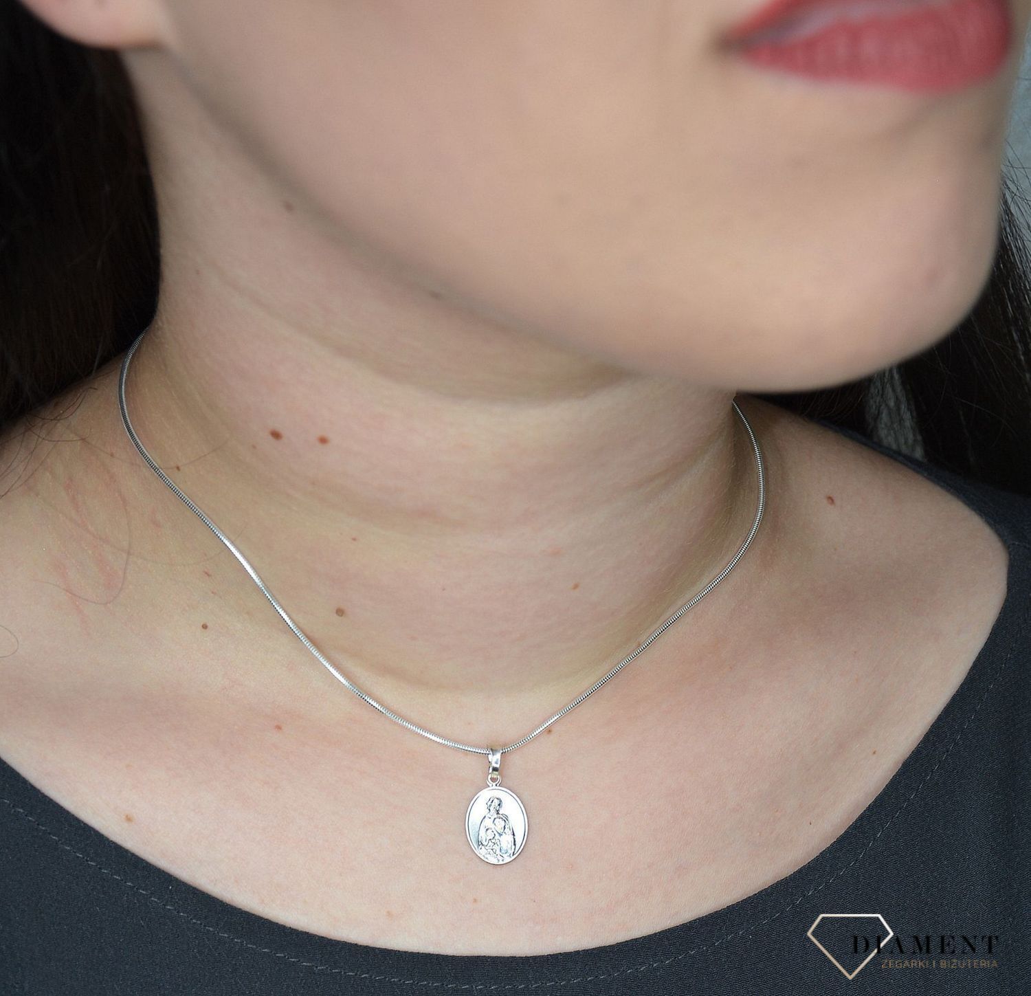 Zawieszka srebrna medalik 'Błogosław Nam Święta Rodzino' DIA-ZAW-M-060-925 (1).jpg