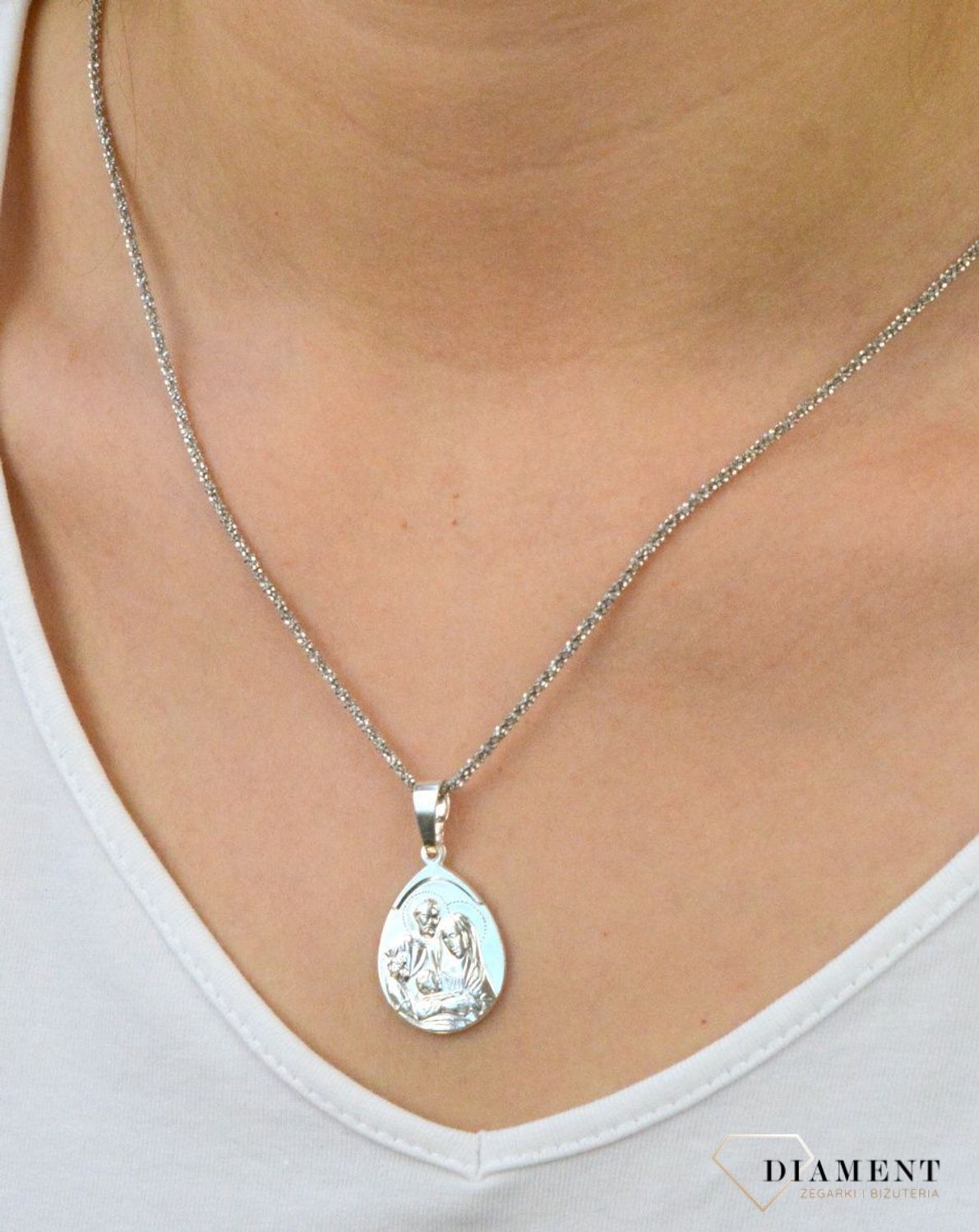 Srebrny medalik Rodzina Święta DIA-ZAW-M-061-925. Srebrny medalik. Srebrna zawieszka z wizerunkiem świętych. Srebrny medalik ze Świętą Rodziną. Idealny pomysł na prezent. Medalik na każdą okazje (2).jpg