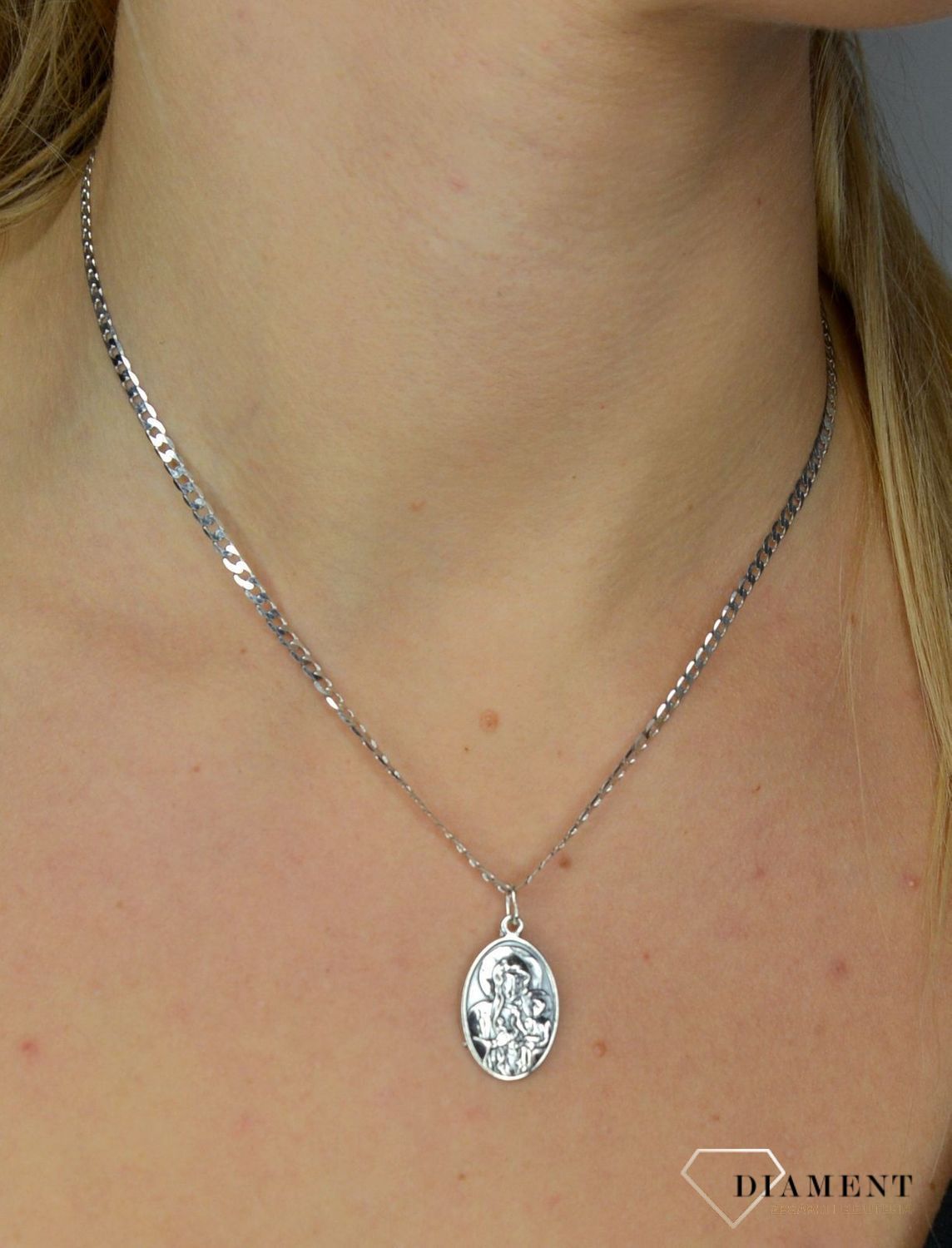 Srebrny medalik 'Jezu ufam Tobie dwustronny. Matka boska z dzieciątkiem. Piękny owalny medalik wykonany ze srebra z próby 925 (5).JPG