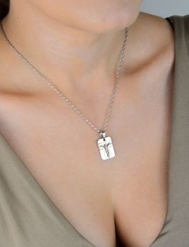 Srebrny medalik z Jezusem w prostej formie. Wykonany ze srebra próby 925, długość 2,5 cm. Idealny prezent religijny na Komunię, Bierzmowanie, Chrzest (1).JPG
