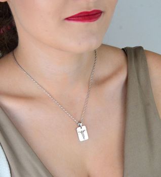 Srebrny medalik z Jezusem w prostej formie. Wykonany ze srebra próby 925, długość 2,5 cm. Idealny prezent religijny na Komunię, Bierzmowanie, Chrzest (2).JPG