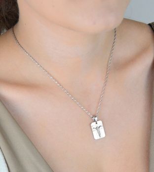 Srebrny medalik z Jezusem w prostej formie. Wykonany ze srebra próby 925, długość 2,5 cm. Idealny prezent religijny na Komunię, Bierzmowanie, Chrzest (3).JPG