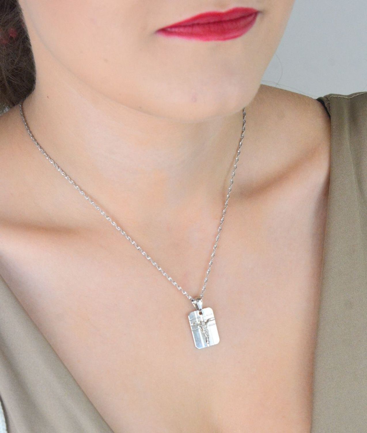 Srebrny medalik z Jezusem DIA-ZAW-M028-925 – zawieszka 925  Prezent sakralny na Komunię lub Chrzest.jpg