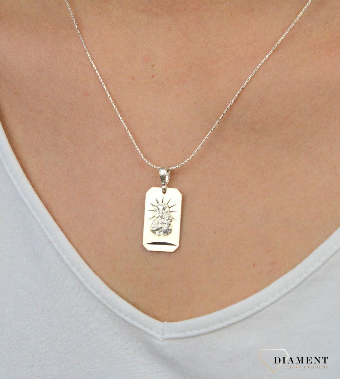 Medalik srebrny z Matką Boską DIA-ZAW-MD1001-925. Zawieszka srebrna. Zawieszka medalik. Medalik z Matką Boską. Srebrny medalik z wizerunkiem Świętym. Srebrny medalik zawieszka idealna propozycja na I Komuni.jpg