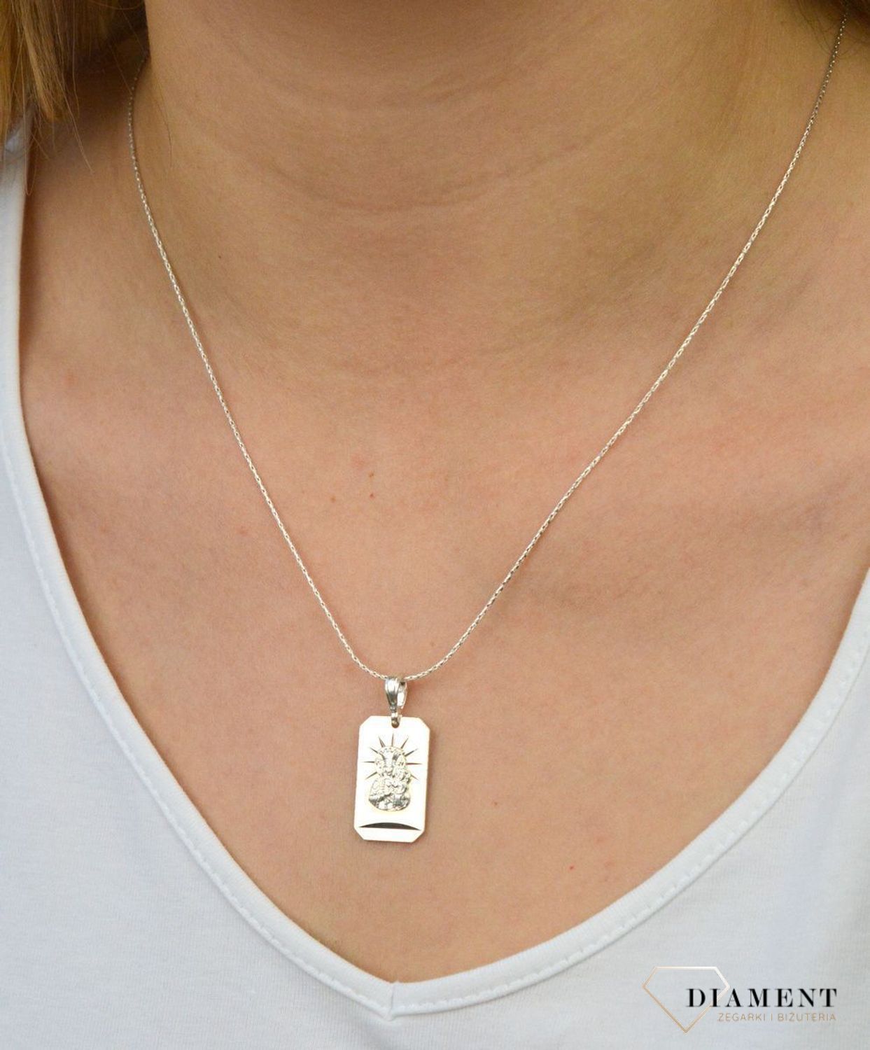 Medalik srebrny z Matką Boską DIA-ZAW-MD1001-925. Zawieszka srebrna. Zawieszka medalik. Medalik z Matką Boską. Srebrny medalik z wizerunkiem Świętym. Srebrny medalik zawieszka idealna propozycja na I Komuni.jpg