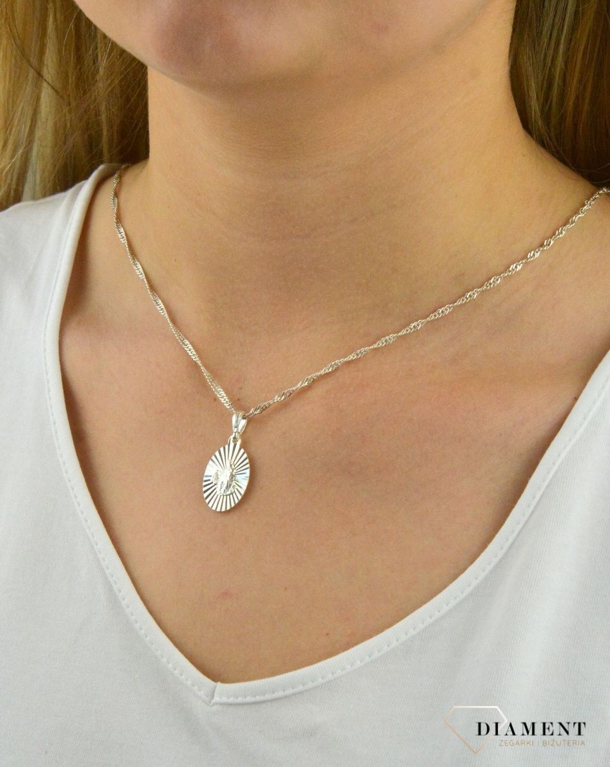 Srebrny Medalik Matka Boska DIA-ZAW-MD1102-925. Srebrny medalik. Srebrna zawieszka z wizerunkiem świętych. Srebrny medalik z Matką Boską. Idealny pomysł na prezent. Medalik na każdą okazje..jpg