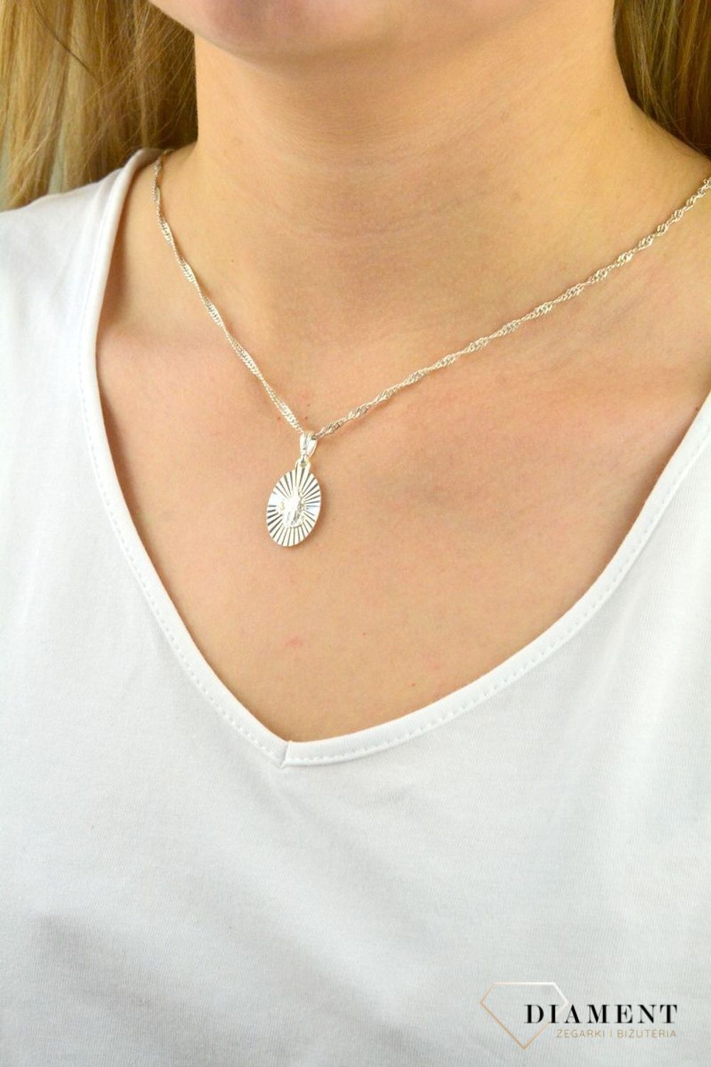 Srebrny Medalik Matka Boska DIA-ZAW-MD1102-925. Srebrny medalik. Srebrna zawieszka z wizerunkiem świętych. Srebrny medalik z Matką Boską. Idealny pomysł na prezent. Medalik na każdą okazje..jpg