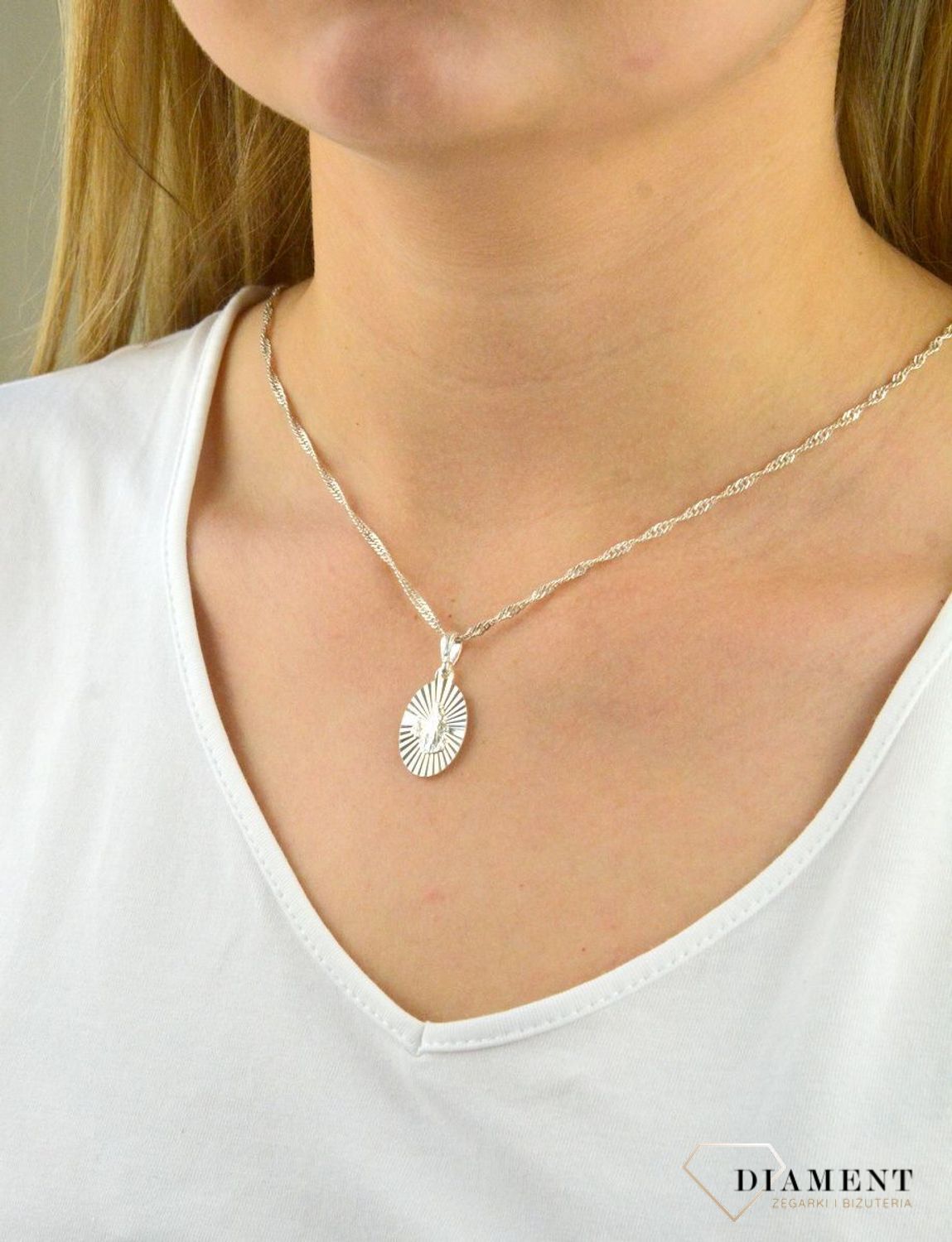 Srebrny Medalik Matka Boska DIA-ZAW-MD1102-925. Srebrny medalik. Srebrna zawieszka z wizerunkiem świętych. Srebrny medalik z Matką Boską. Idealny pomysł na prezent. Medalik na każdą okazje..jpg