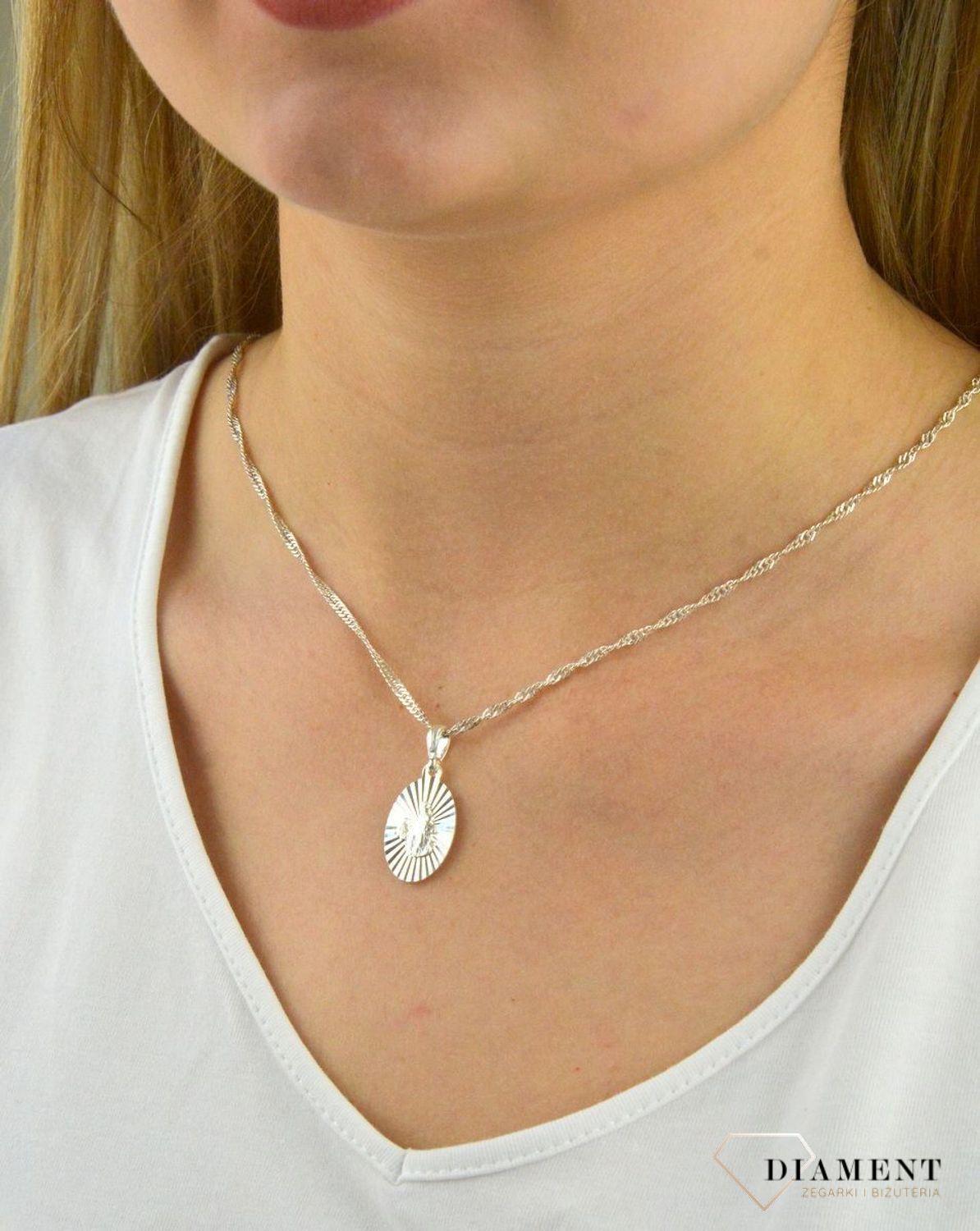 Srebrny Medalik Matka Boska DIA-ZAW-MD1102-925. Srebrny medalik. Srebrna zawieszka z wizerunkiem świętych. Srebrny medalik z Matką Boską. Idealny pomysł na prezent. Medalik na każdą okazje..jpg