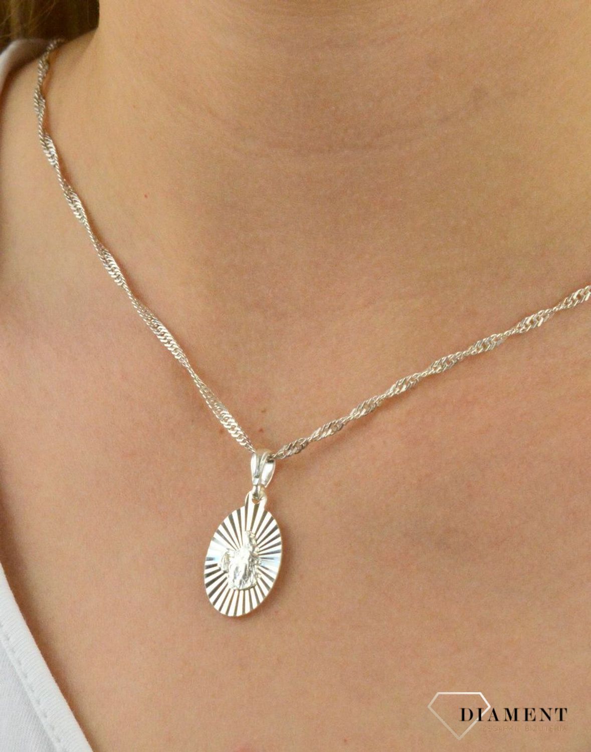 Srebrny Medalik Matka Boska DIA-ZAW-MD1102-925. Srebrny medalik. Srebrna zawieszka z wizerunkiem świętych. Srebrny medalik z Matką Boską. Idealny pomysł na prezent. Medalik na każdą okazje..jpg