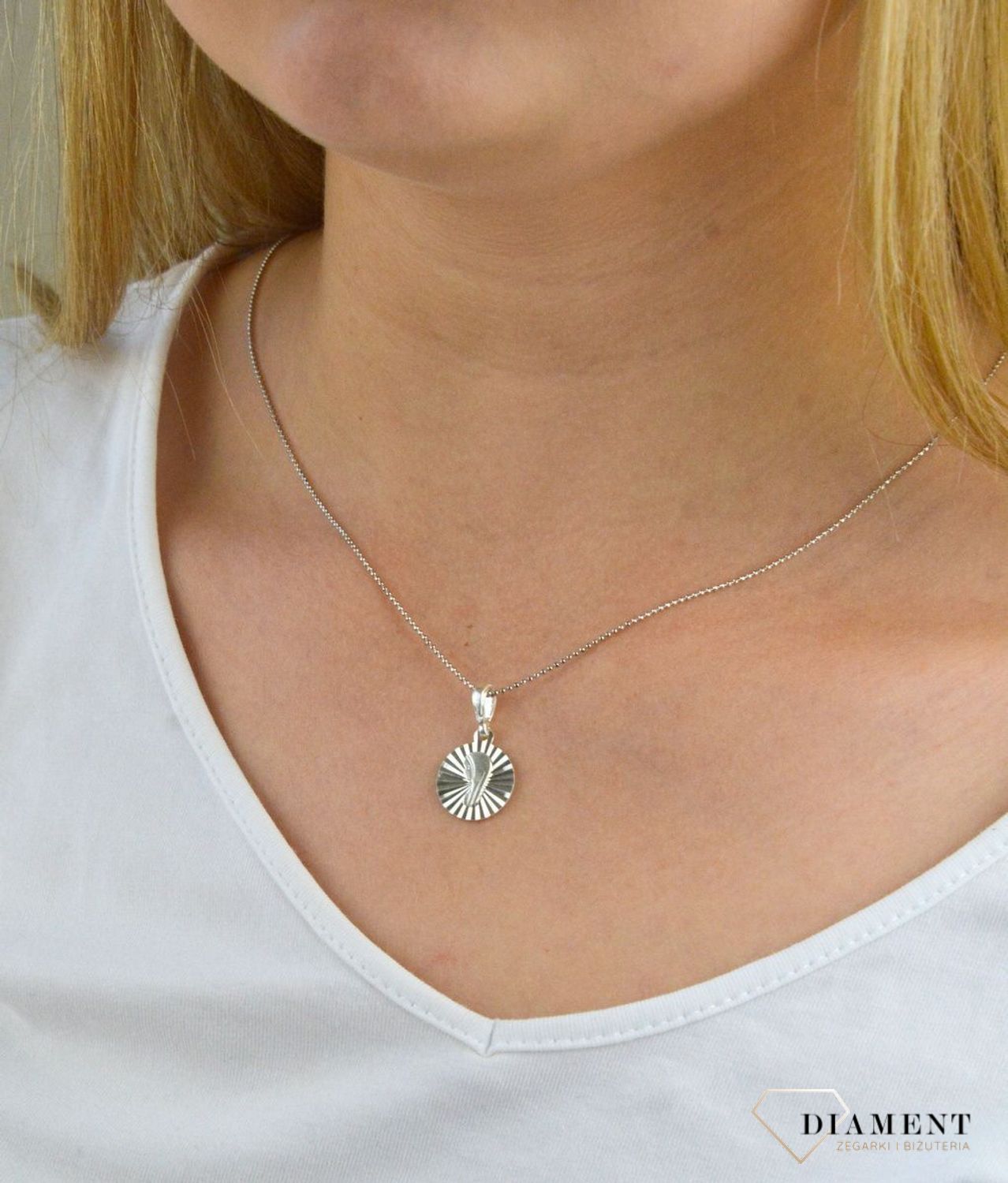 Medalik srebrny z Maryją grawerowany DIA-ZAW-MD1505-925, Medalik srebrna zawieszka. Medalik z wizerunkiem Matki Boskiej. Medalik srebrny komunijny. Idealny pomysł na prezent..jpg