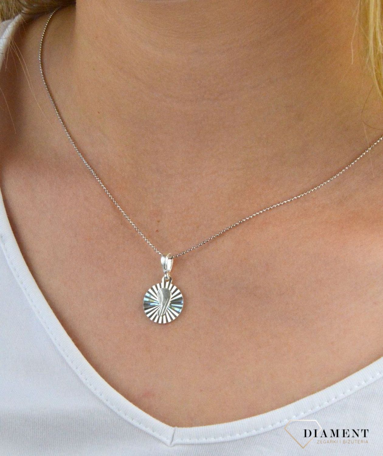 Medalik srebrny z Maryją grawerowany DIA-ZAW-MD1505-925, Medalik srebrna zawieszka. Medalik z wizerunkiem Matki Boskiej. Medalik srebrny komunijny. Idealny pomysł na prezent..jpg