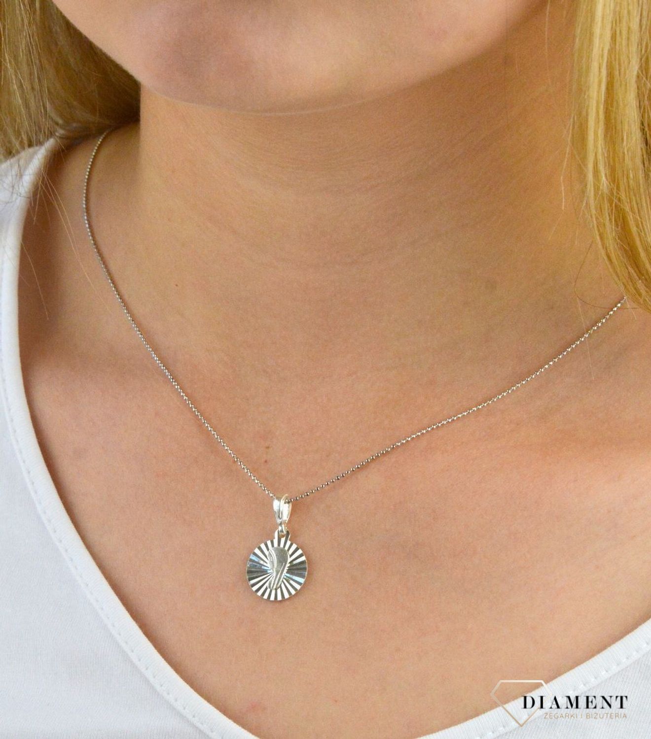 Medalik srebrny z Maryją grawerowany DIA-ZAW-MD1505-925, Medalik srebrna zawieszka. Medalik z wizerunkiem Matki Boskiej. Medalik srebrny komunijny. Idealny pomysł na prezent..jpg