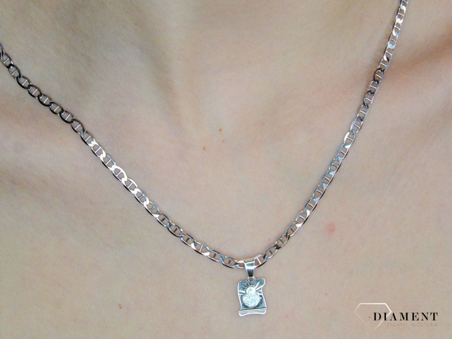 Srebrny medalik Matka Boska Karmiąca DIA-ZAW-MD2012-925. Srebrny medalik święty. Medalik srebrny z Matką Boską Karmiącą. Medalik srebrny na komunię. Medalik srebrny na prezent..jpg