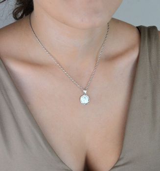 Srebrna zawieszka 925 z wizerunkiem Matki Boskiej na okrągłej blaszce. Wymiary 2,0x1,3 cm, waga 1,50 g. Klasyczna pamiątka religijna (4).JPG