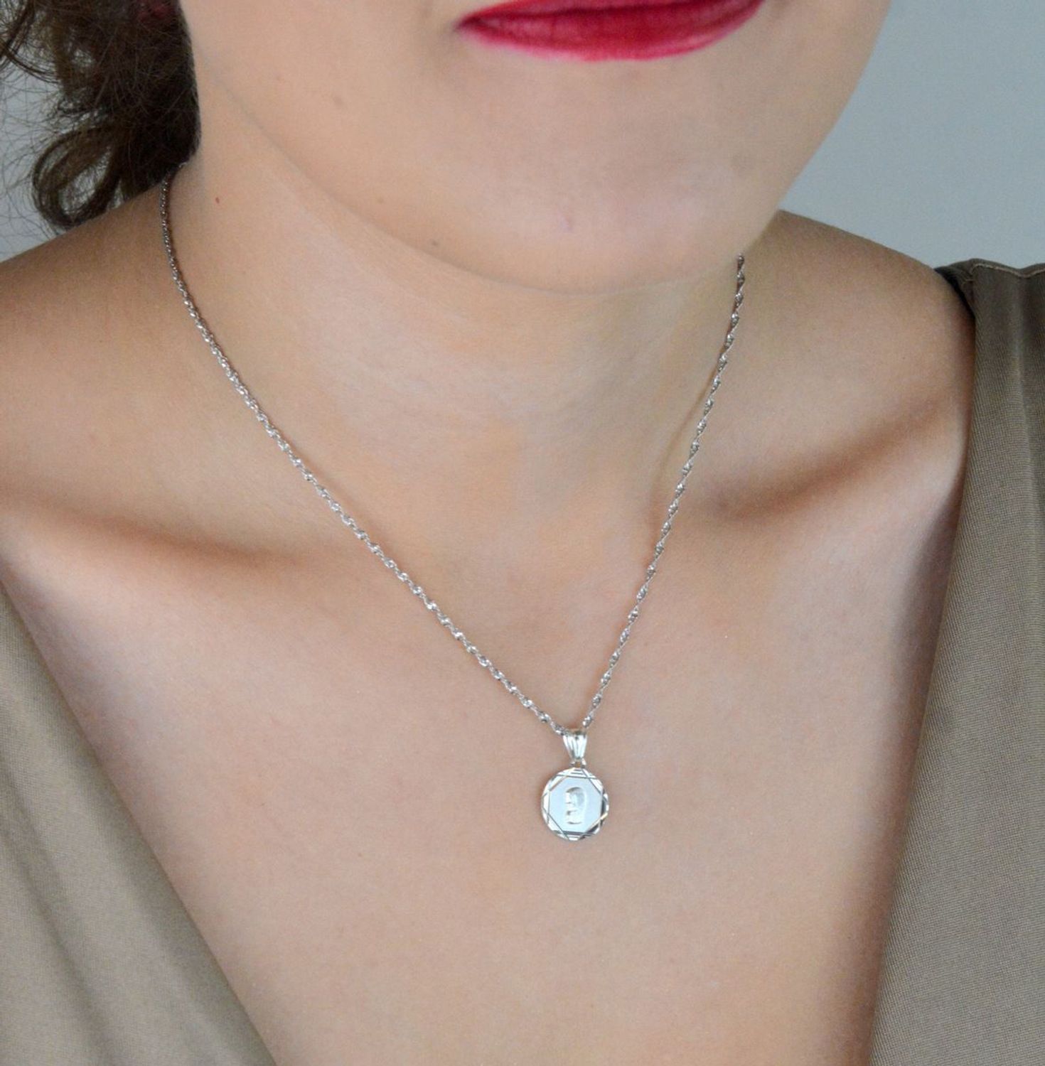 Srebrna zawieszka 925 z wizerunkiem Matki Boskiej na okrągłej blaszce. Wymiary 2,0x1,3 cm, waga 1,50 g. Klasyczna pamiątka religijna.1.jpg