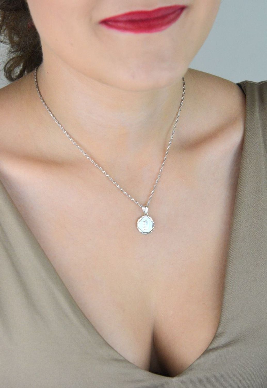 Srebrna zawieszka 925 z wizerunkiem Matki Boskiej na okrągłej blaszce. Wymiary 2,0x1,3 cm, waga 1,50 g. Klasyczna pamiątka religijna.1.jpg