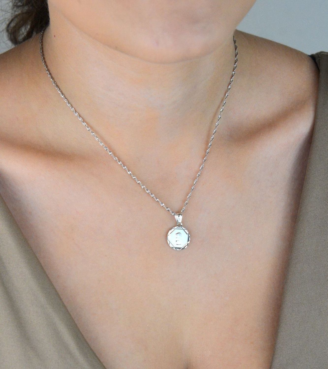 Srebrna zawieszka 925 z wizerunkiem Matki Boskiej na okrągłej blaszce. Wymiary 2,0x1,3 cm, waga 1,50 g. Klasyczna pamiątka religijna.1.jpg