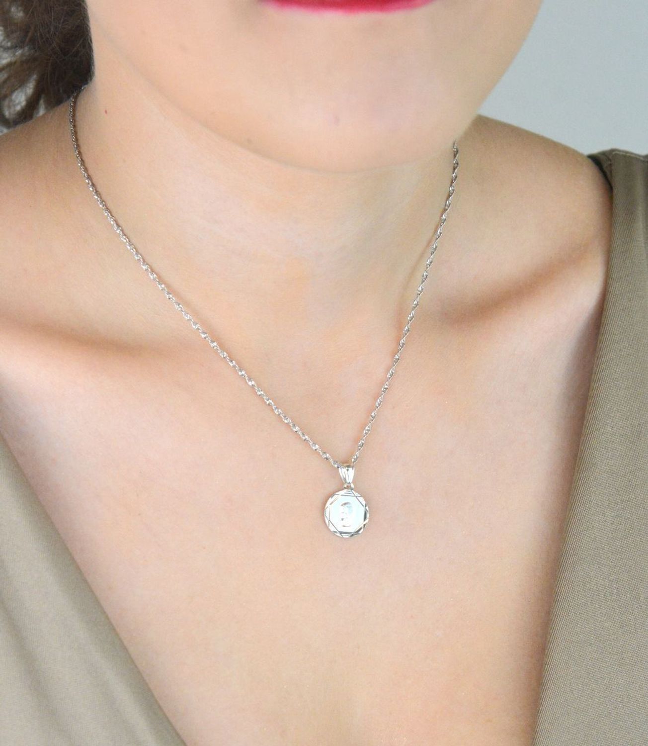 Srebrna zawieszka 925 z wizerunkiem Matki Boskiej na okrągłej blaszce. Wymiary 2,0x1,3 cm, waga 1,50 g. Klasyczna pamiątka religijna.1.jpg