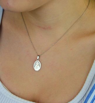 Srebrny rodowany medalik Ag 925 z wizerunkiem Św. Matki Teresy z Kalkuty. Z napisem „Wrażliwość na innych jest początkiem świętości”, wymiary 12 x 19 mm, waga 1,2–1,4 g, elegancki i symboliczny dodatek religijny (1).JPG